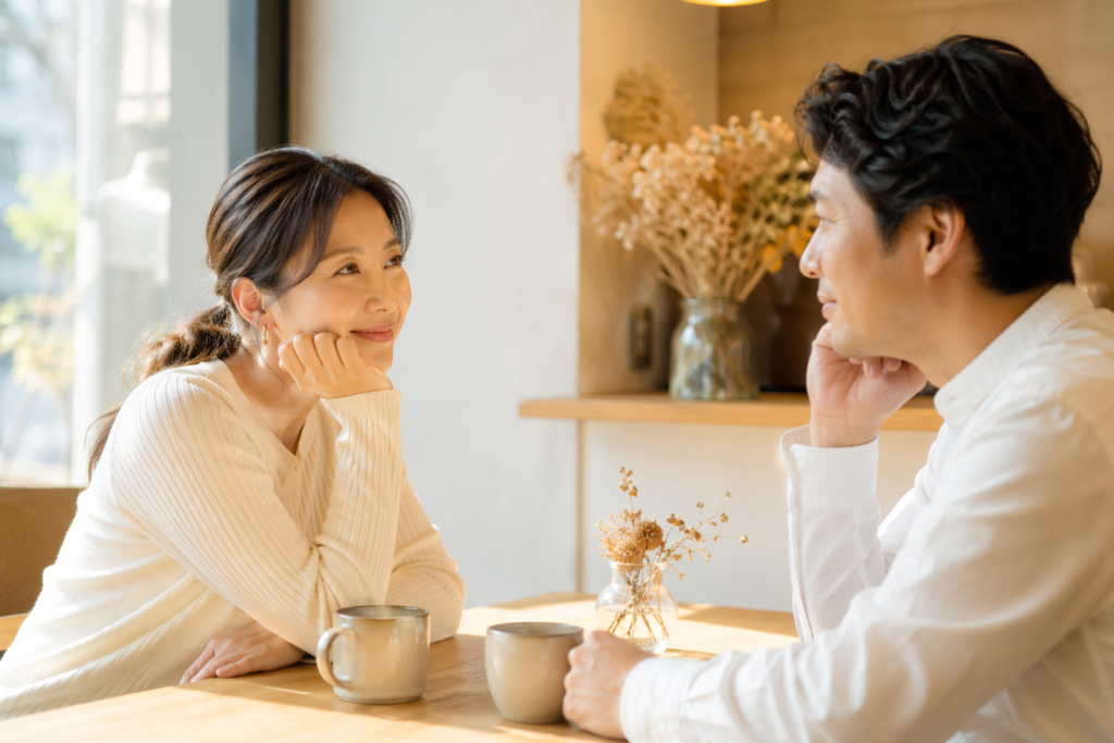 婚活中のカップルがカフェで穏やかに向き合う写真