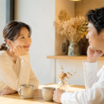 婚活中のカップルがカフェで穏やかに向き合う写真