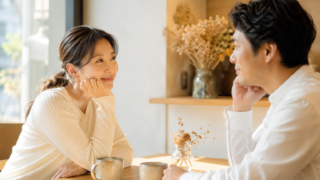婚活中のカップルがカフェで穏やかに向き合う写真