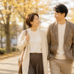 秋の連休に並んで歩く日本人カップル、婚活・お見合いのイメージ写真
